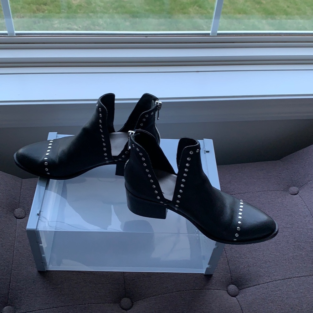 Black leather Steve Madden Booties